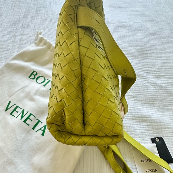 Bottega Veneta Nappa Intrecciato The Fold Crossbody in Kiwi - Picture 13 of 15